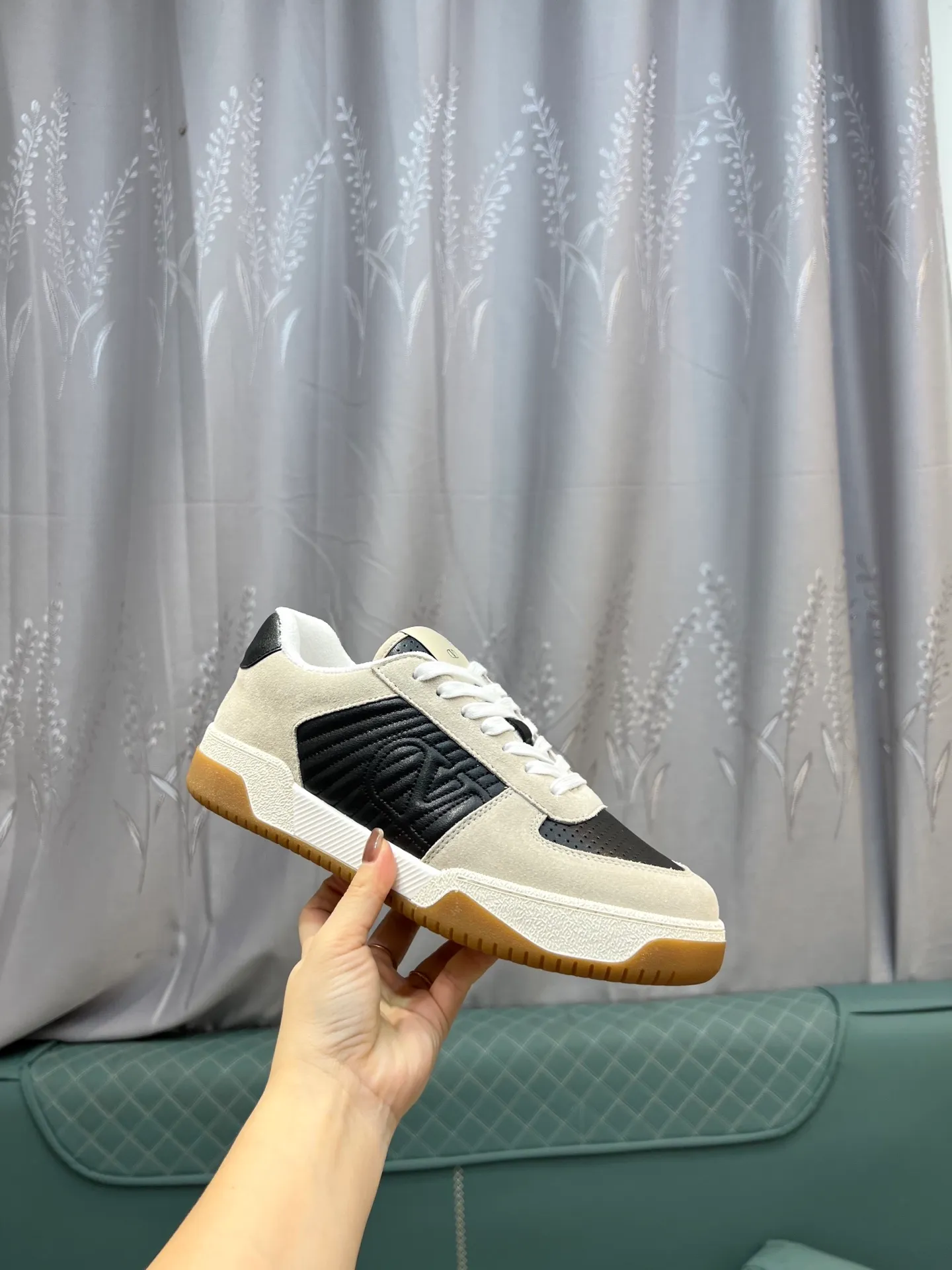 Men's shoes 💰720 VALENTINO Valentino 2025 popular casual sports shoes! 👍Fabric: Original custom punched + full-grain cowhide 👍Feet: cowhide + V-mark special injection insole (original 1:1) 👍Outsole: TPR+raw rubber combination wear-resistant outsole 👍Packaging: original beige full set of noble counter packaging 👍Code number: women's 35-41, men's 38-45 women's 40.41 men's 45.46 customized